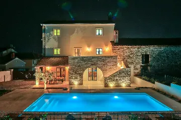 Traditional 4-Bedroom Villa in Pula for Up to 9