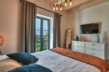 Traditional 4-Bedroom Villa in Pula for Up to 9