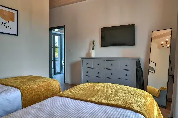 Traditional 4-Bedroom Villa in Pula for Up to 9