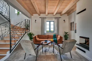 Traditional 4-Bedroom Villa in Pula for Up to 9