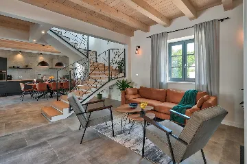 Traditional 4-Bedroom Villa in Pula for Up to 9