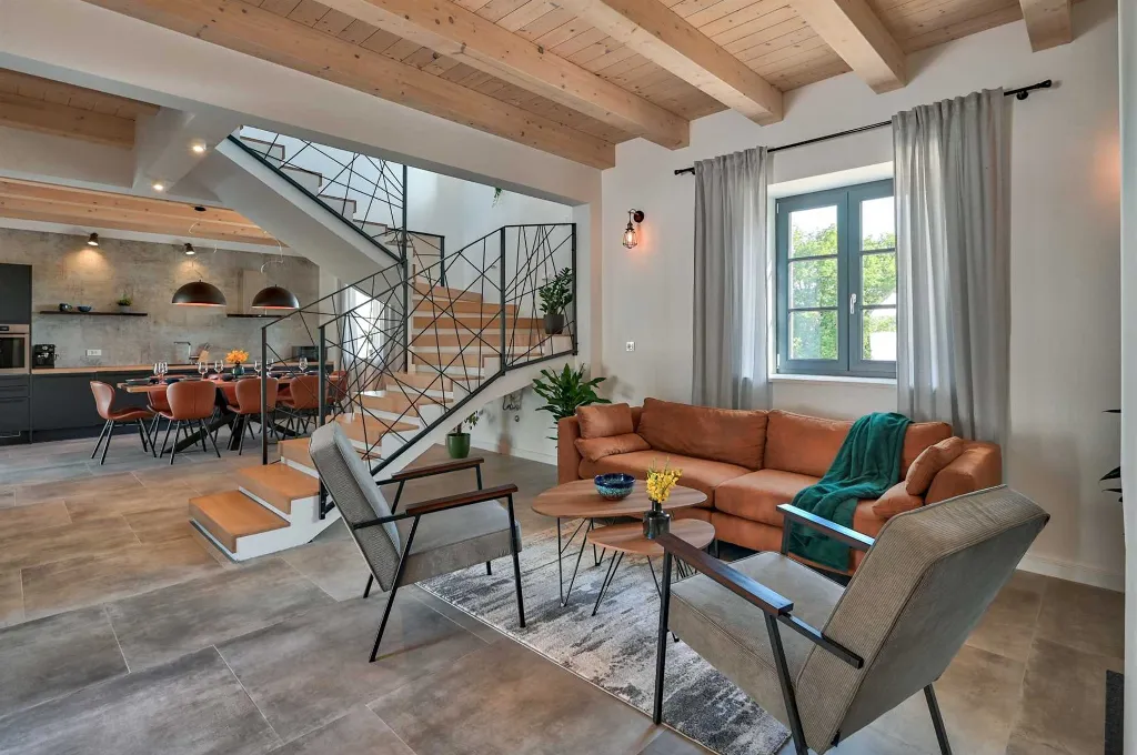 Traditional 4-Bedroom Villa in Pula for Up to 9