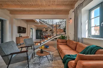 Traditional 4-Bedroom Villa in Pula for Up to 9