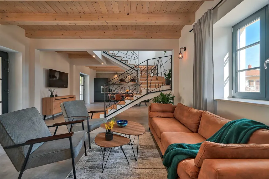 Traditional 4-Bedroom Villa in Pula for Up to 9