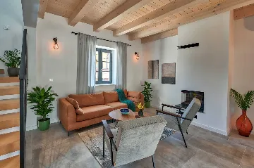 Traditional 4-Bedroom Villa in Pula for Up to 9