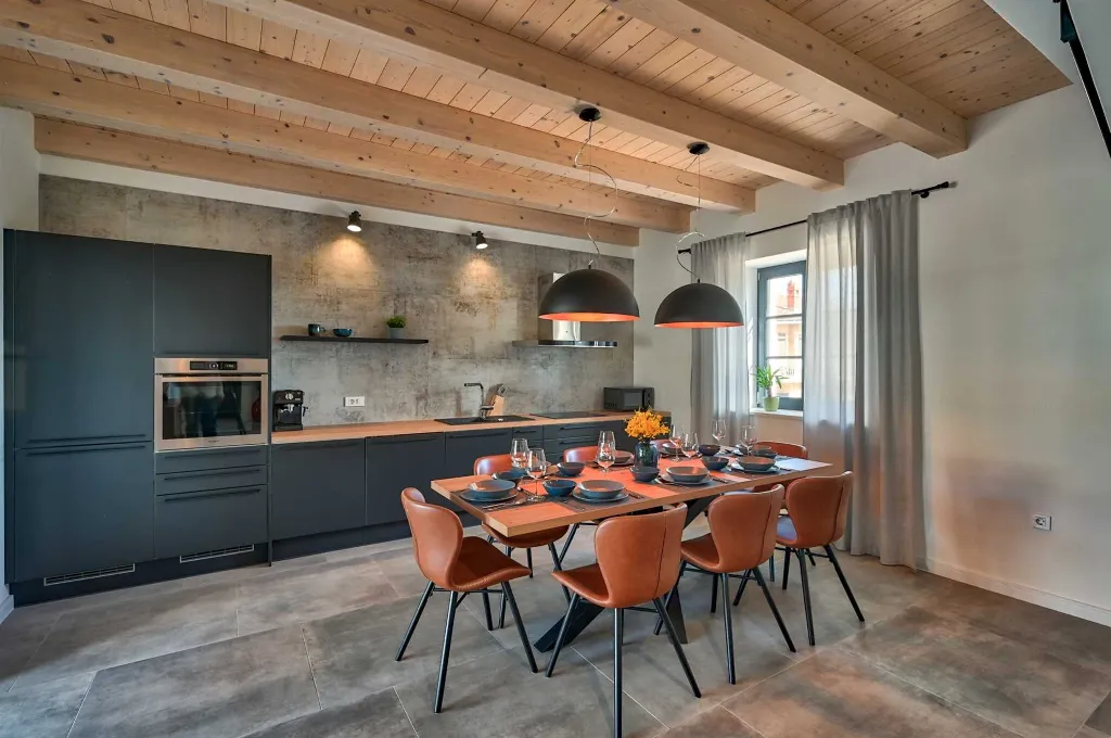 Traditional 4-Bedroom Villa in Pula for Up to 9