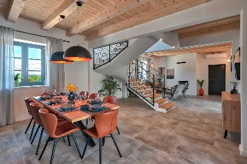 Traditional 4-Bedroom Villa in Pula for Up to 9