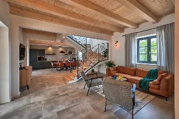 Traditional 4-Bedroom Villa in Pula for Up to 9