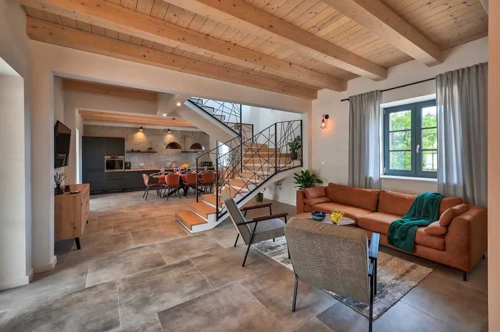 Traditional 4-Bedroom Villa in Pula for Up to 9
