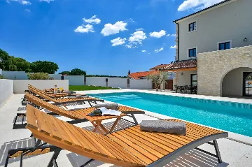 Traditional 4-Bedroom Villa in Pula for Up to 9