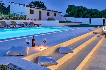 Traditional 4-Bedroom Villa in Pula for Up to 9