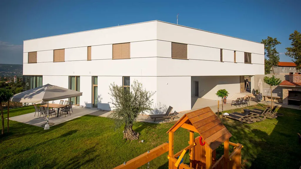 Spacious Villa in Zmijavci with Sports Courts