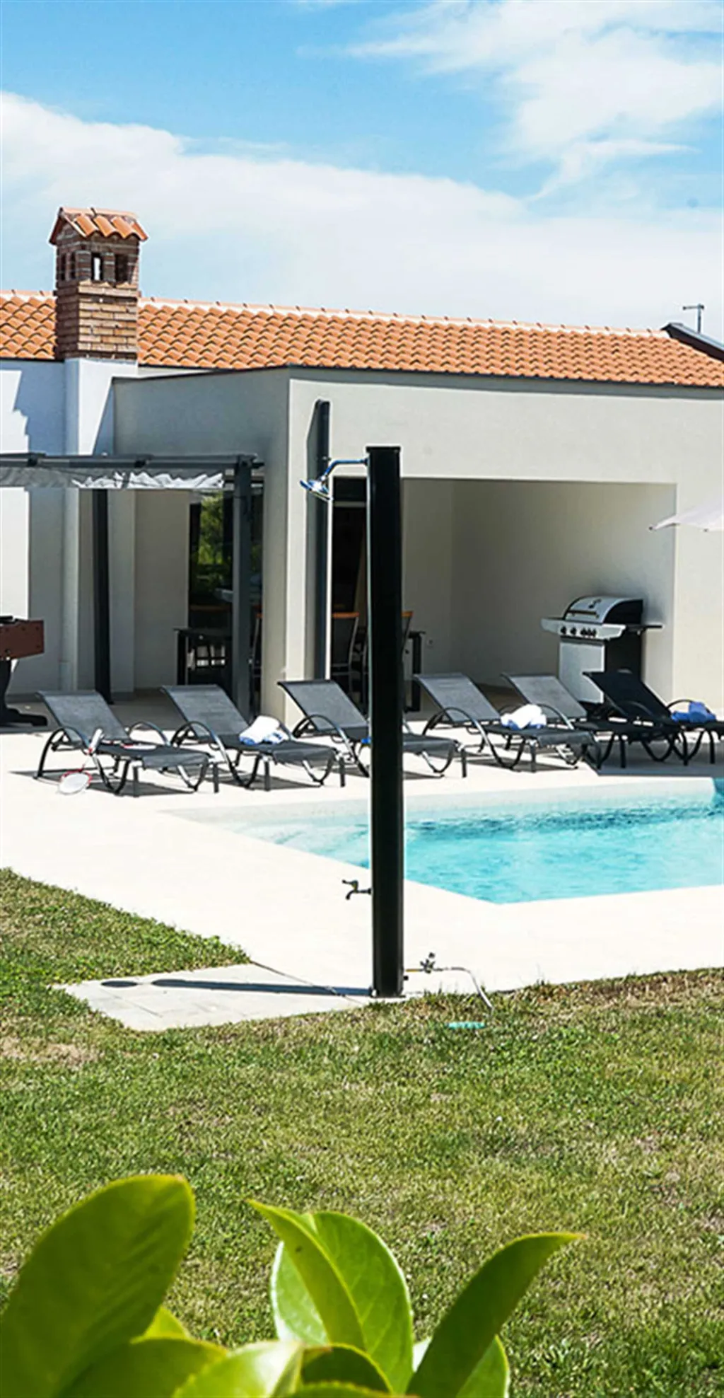 3-Bedroom Villa with Pool in Pula for 6 Guests