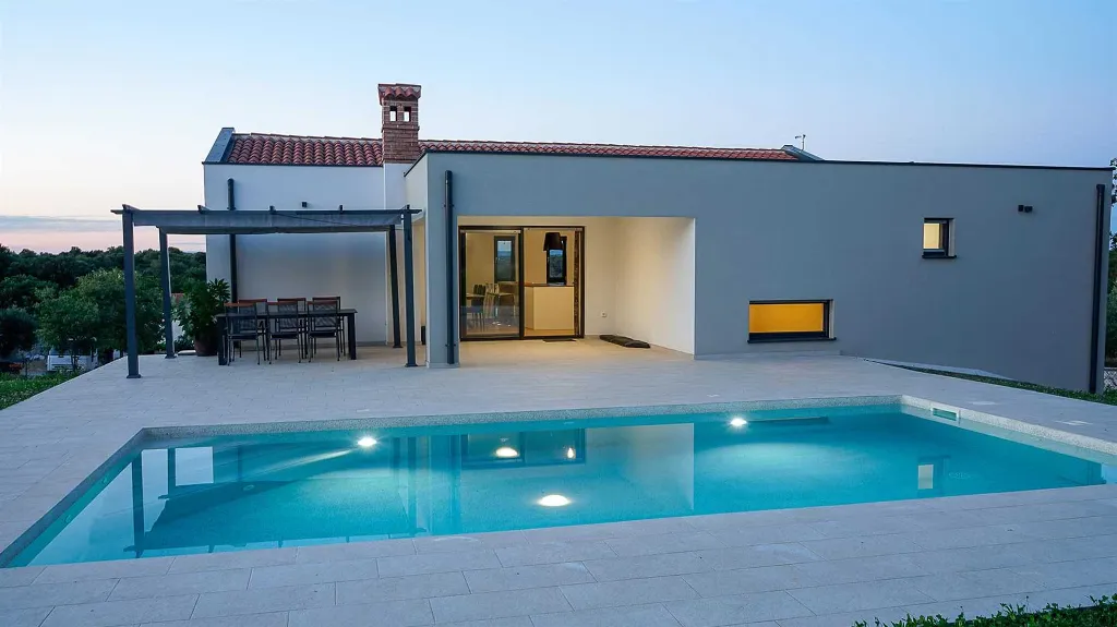 3-Bedroom Villa with Pool in Pula for 6 Guests