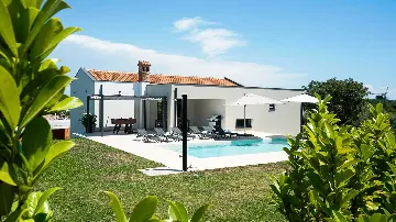 3-Bedroom Villa with Pool in Pula for 6 Guests
