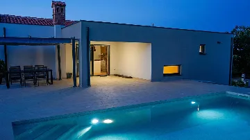 3-Bedroom Villa with Pool in Pula for 6 Guests