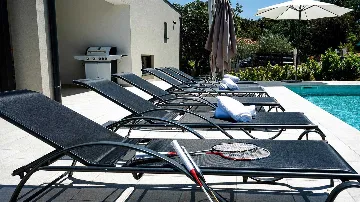 3-Bedroom Villa with Pool in Pula for 6 Guests