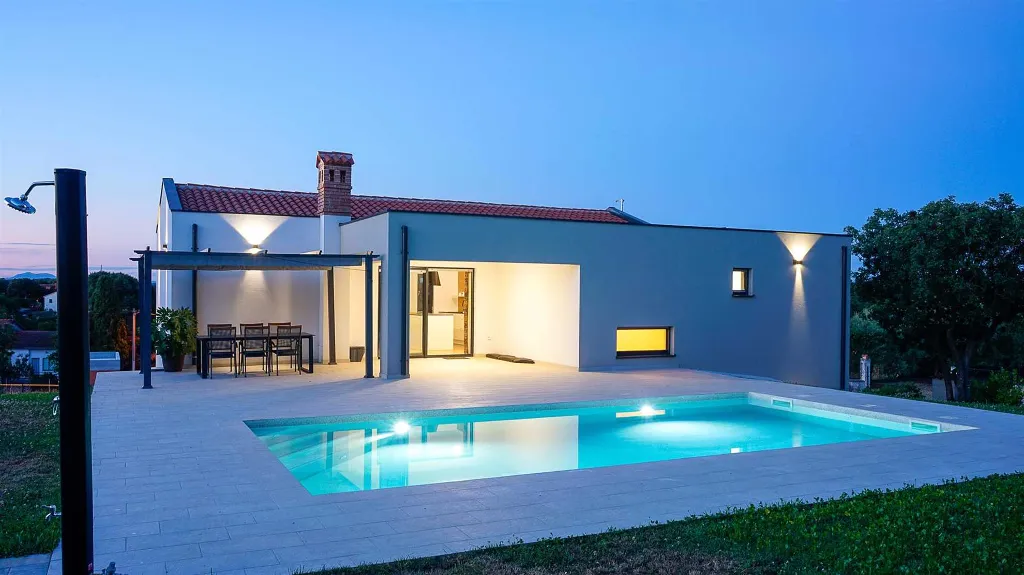 3-Bedroom Villa with Pool in Pula for 6 Guests