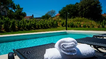 3-Bedroom Villa with Pool in Pula for 6 Guests