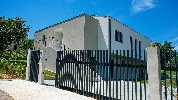 3-Bedroom Villa with Pool in Pula for 6 Guests