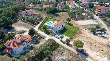 3-Bedroom Villa with Pool in Pula for 6 Guests