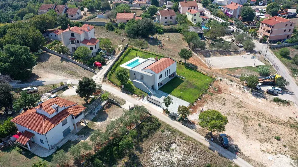 3-Bedroom Villa with Pool in Pula for 6 Guests