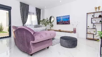 Podstrana Villa for Up to 7 Guests with Heated Pool