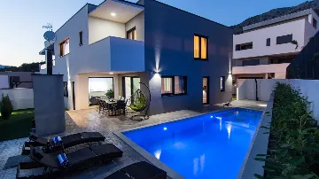 Podstrana Villa for Up to 7 Guests with Heated Pool