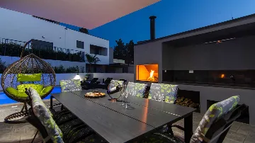 Podstrana Villa for Up to 7 Guests with Heated Pool