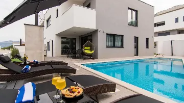 Podstrana Villa for Up to 7 Guests with Heated Pool