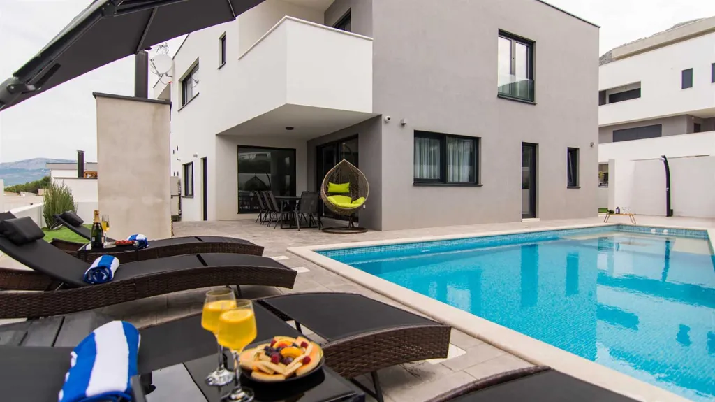 Podstrana Villa for Up to 7 Guests with Heated Pool