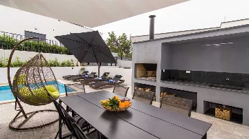 Podstrana Villa for Up to 7 Guests with Heated Pool