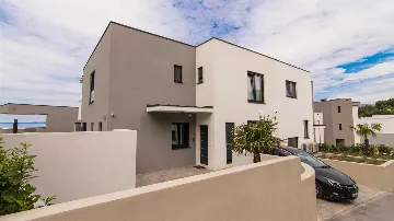 Podstrana Villa for Up to 7 Guests with Heated Pool