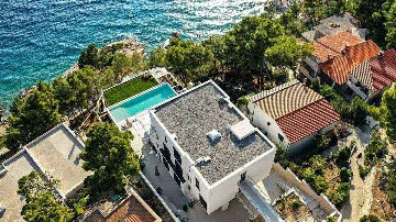 Pet-Friendly Villa with Heated Infinity Pool in Brela