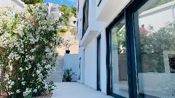 Pet-Friendly Villa with Heated Infinity Pool in Brela