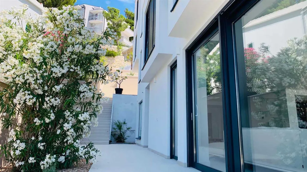 Pet-Friendly Villa with Heated Infinity Pool in Brela