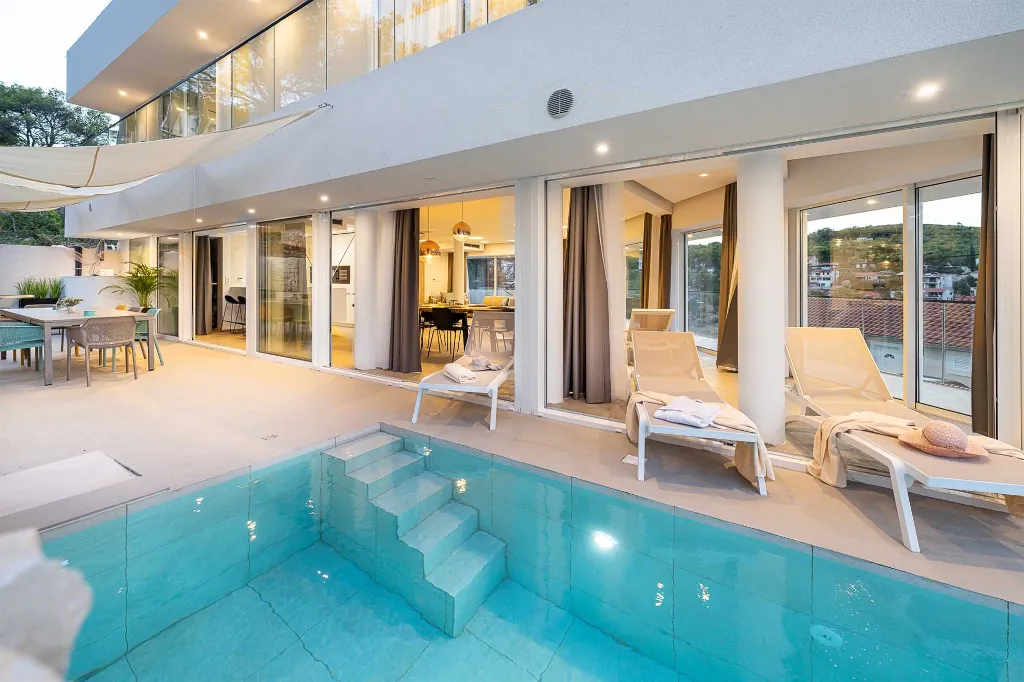 Villa with Sauna & Indoor Jacuzzi in Vrboska