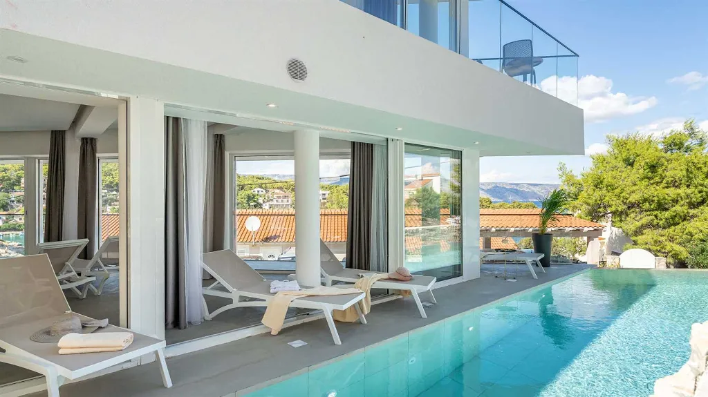 Villa with Sauna & Indoor Jacuzzi in Vrboska