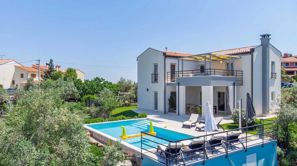 Pula 4-Bedroom Villa with Private Parking