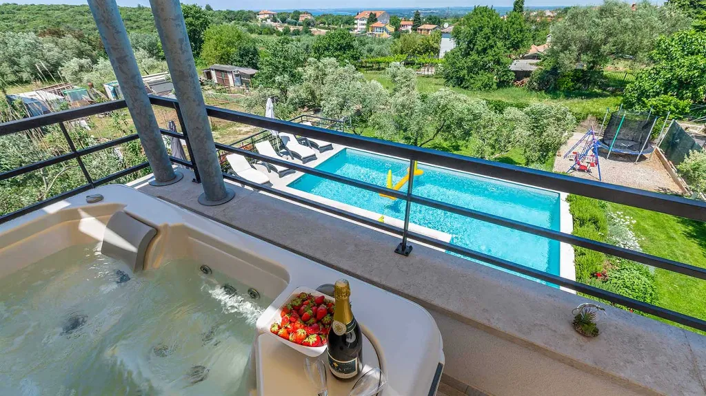 Pula 4-Bedroom Villa with Private Parking