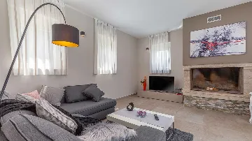 Pula 4-Bedroom Villa with Private Parking