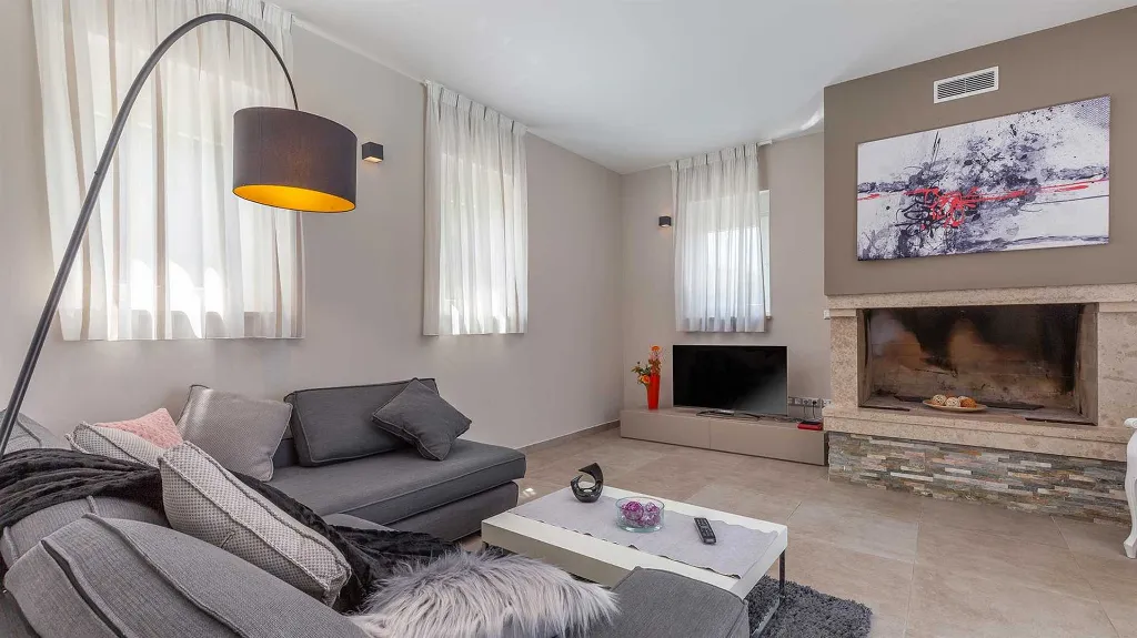 Pula 4-Bedroom Villa with Private Parking