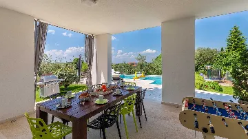 Pula 4-Bedroom Villa with Private Parking