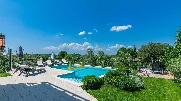 Pula 4-Bedroom Villa with Private Parking