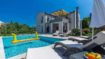 Pula 4-Bedroom Villa with Private Parking