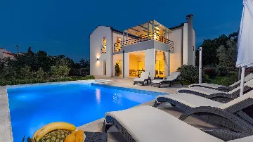 Pula 4-Bedroom Villa with Private Parking