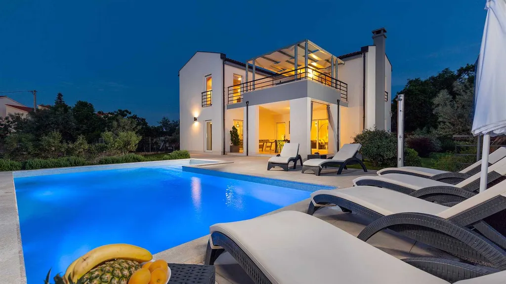 Pula 4-Bedroom Villa with Private Parking