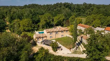 Renovated Heritage Villa with Infinity Pool in Žminj