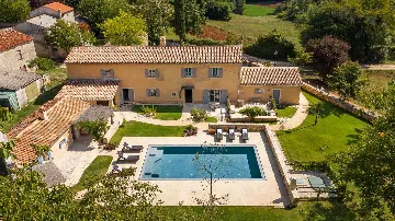 Renovated Heritage Villa with Infinity Pool in Žminj