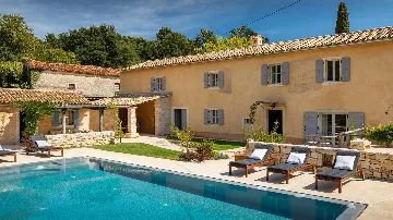 Renovated Heritage Villa with Infinity Pool in Žminj